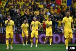 Jucătorii României sunt dezamăgiți după meciul pierdut cu Olanda, scor 3-0.