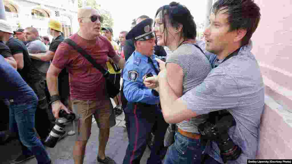 Праворуч: журналіст &laquo;5-го каналу&raquo; Ольга Сніцарчук, фотокореспондент &laquo;Комерсанту&raquo; Владислав Содель (&copy; Dmitry Lipavsky)