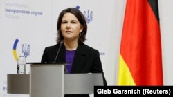 Бербок заявила, що президент Росії Володимир Путін «любить занурювати народ України в холод і темряву своїми ракетами», але «він ніколи не зламає нашої підтримки і ваше прагнення до свободи»