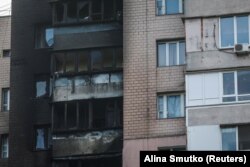 Urme de fum pe fațada unui bloc avariat din Kiev, în urma unui atac cu drone și rachete rusești, 22 octombrie 2025.