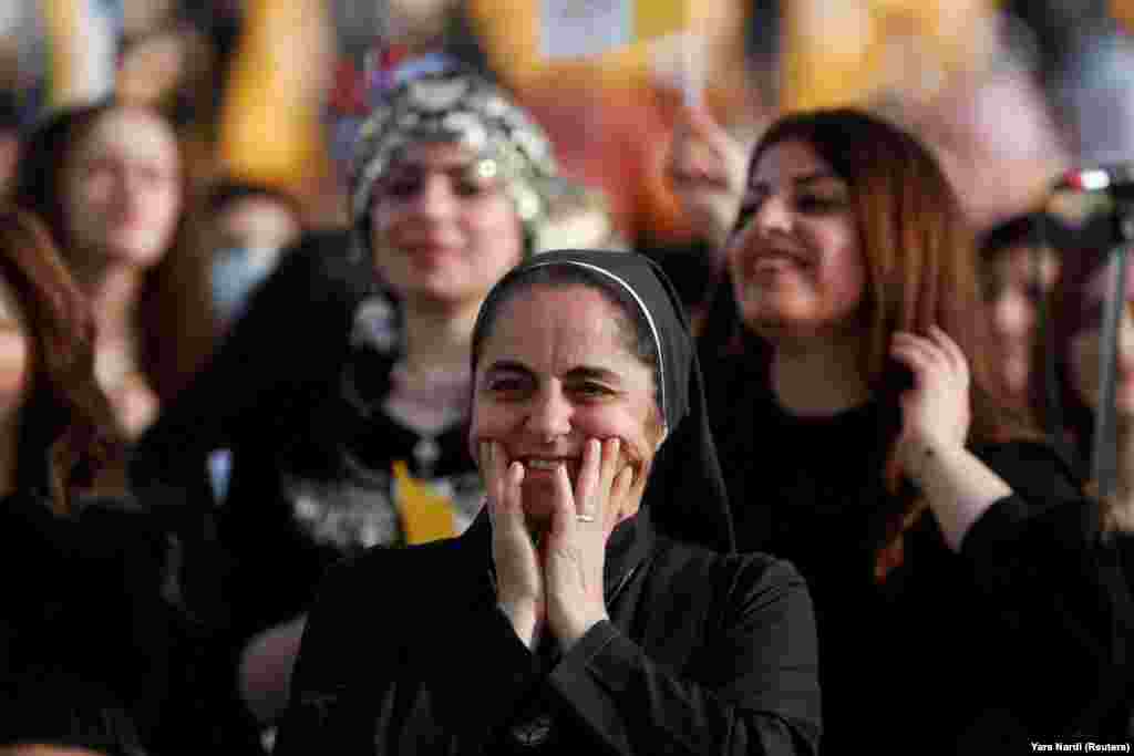 Віряни чекають на месу на стадіоні Франс-Харірі в Ербілі, Ірак