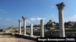 Ruševine drevne bazilike (prednji plan) i katedrale sv. Vladimira (pozadina) vide se u rezervatu Tauričkog Hersonesa u Sevastopolju 2017.