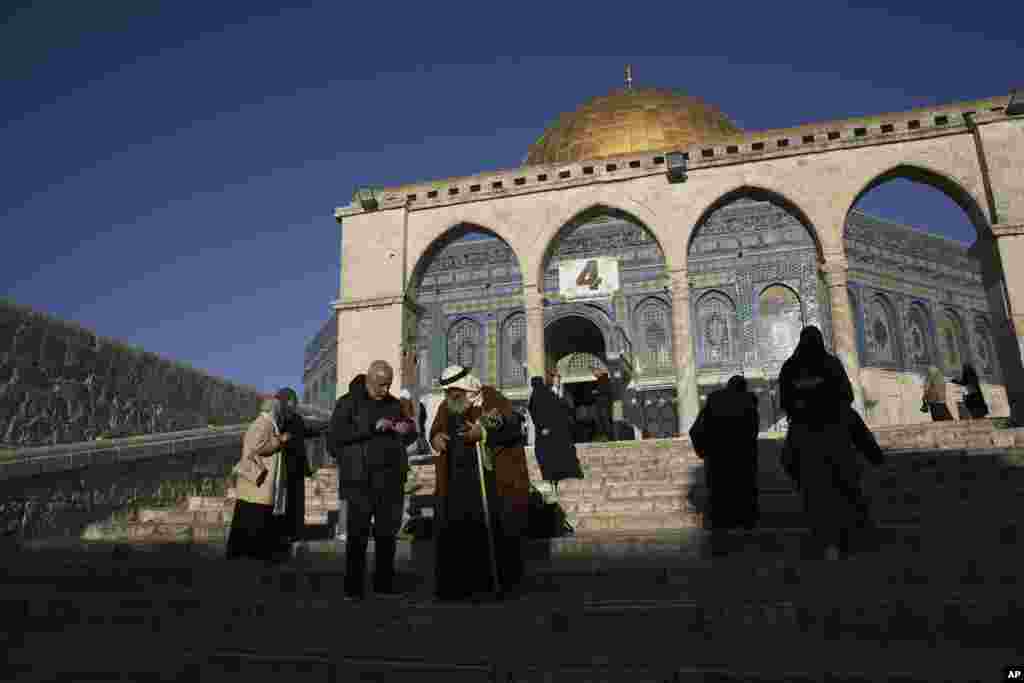 Besimtarët myslimanë mblidhen në Xhaminë e Kupolës së Shkëmbit në kompleksin e Xhamisë Al-Aksa në Jerusalem.&nbsp;