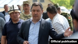 Садыр Жапаров на встрече с жителями села Ак-Татыр Баткенской области. 27 мая 2021 года.