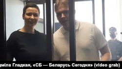 Координациялык кеңештин мүчөлөрү Мария Колесникова менен Максим Знак сот залында. 4-август, 2021-жыл.
