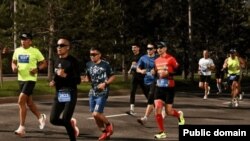 Алматыдагы жарым марафондун катышуучулары. 20-апрель, 2025-жыл. 