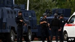 Kosovski policajci na ulazu u mesto Banjska na severu Kosova, 24. septembar 2023.