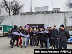Suporteri tineri ai fotbalului timișorean la evenimentul de adio de la Stadionul Dan Păltinișanu.