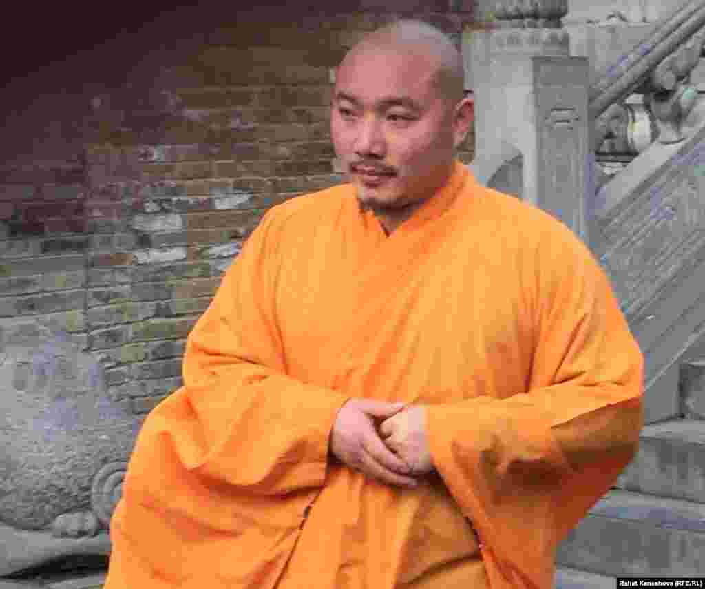 Монахтардын баары чачын алдырып жүрөт. Күндүн негизи бөлүгү Буддага сыйынуу менен өтөт.