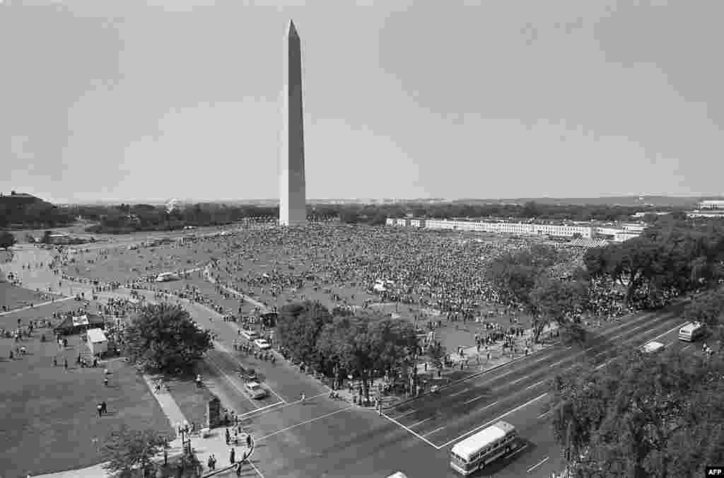Najslavnija akcija pokreta za građanska prava dogodila se 1963. godine. Oko 250.000 demonstranata svih rasa marširali su ka Washingtonu zahtijevajući jednaka prava na glasanje i ekonomsku pravdu. na fotografiji: masa ljudi ispred Lincolnovog spomenika u Washingtonu, 28. august 1963.