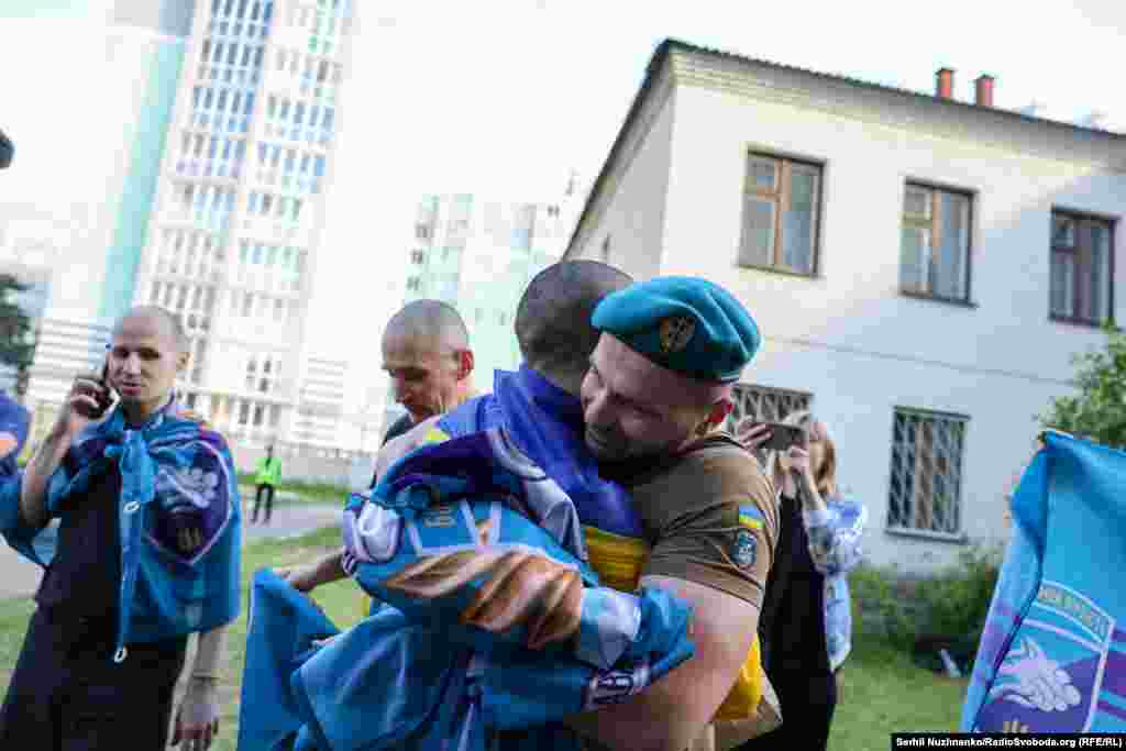 Український військовий обіймає побратима, який повернувся з полону РФ
