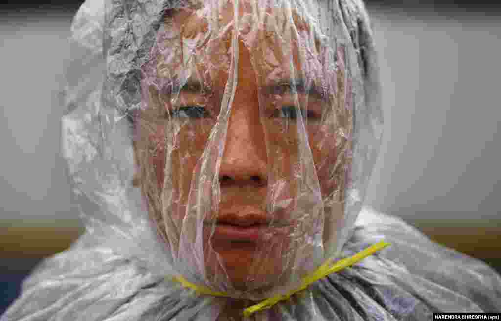 Митці з кіноакадемії покрили своє тіло пластиком, щоб відзначити Всесвітній день Землі в Катманду, Непал, 22 квітня 2017 року. Десятки непальських художників стоять протягом години посеред жвавої дороги в Катманду, щоб підвищити рівень обізнаності у зростаючому забрудненні в Катманду