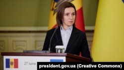 «Республіка Молдова пропонувала Україні допомогу з транзитом зерна з початку війни. Не тільки зараз, коли дунайські порти бомбили. Це складна тема. Ми намагаємося знайти рішення», – Майя Санду