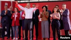 Olaf Scholz (fehér ingben) a német szociáldemokraták kancellárjelöltje, Berlinben kampányol, 2021. augusztus 27-én