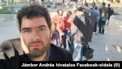 Jámbor András ellenzéki képviselőjelölt és az előválasztásra sorban állók szombat reggel Budapesten