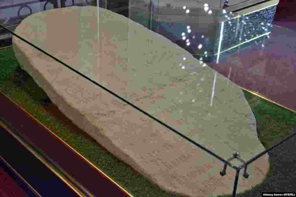 В музее &laquo;Алтын-Эмель&raquo; выставлена также надгробная мраморная плита, которая была изготовлена по распоряжению генерал-губернатора Туркестанского края Константина Кауфмана за его собственный счет. Изготовление плиты с нанесением на нее надписи затянулось на десять лет. Ее установили только в 1881 году. Историю появления этой плиты исследовал алматинский краевед Николай Ивлев. Он же выяснил, что надпись на ней нанесена камнерезом Леопольдом Ластовским &ndash; польским дворянином, сосланным в Верный за участие в польском восстании. Со&nbsp;временем могила Чокана Валиханова была предана забвению. В 1906 году в газете опубликован рассказ очевидца, что от могилы сохранилась лишь глиняная ограда, а мавзолей полностью разрушился. Позже кто-то неизвестный покушался на мраморную плиту, о чем свидетельствуют следы молотка и зубила на ней. В 1989 году мраморную плиту заменили на ее копию, а оригинал (на фото) можно увидеть в мемориальном музее &laquo;Алтын-Эмель&raquo;. &nbsp;