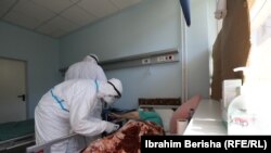 Trajtimi i pacientëve me COVID-19 në Klinikën Infektive të QKUK-së. 