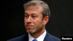 Roman Abramovič, koji je negirao da ima bliske veze sa Vladimirom Putinom, bio je sankcionisan od strane Evropske unije i Britanije, a prošlog meseca je prodao svoj udeo u londonskom fudbalskom timu Čelsiju.