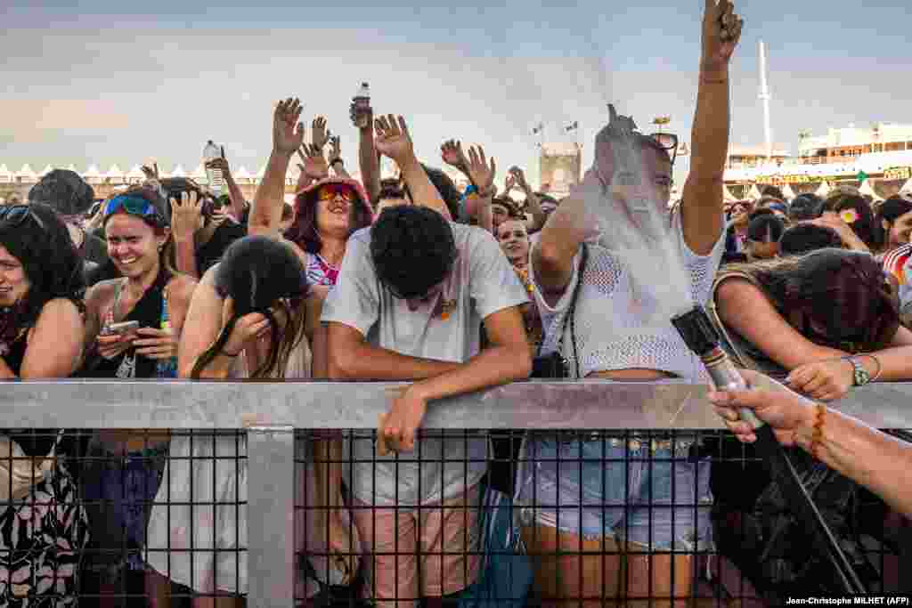 Учесниците на музичкиот фестивал „Лес Деферланте“ се разладуваат во Ле Баркаре, Франција, на 29 јуни.