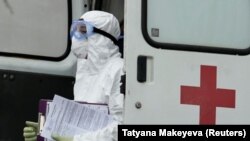 Останні два тижні лікарі в різних регіонах Росії почали повідомляти, що до них не дійшли обіцяні Путіним стимулюючі виплати за роботу з пацієнтами, зараженими коронавірусом