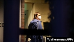 Кристина Циманоуска влезе с багажа си в посолството на Полша в Токио в понеделник