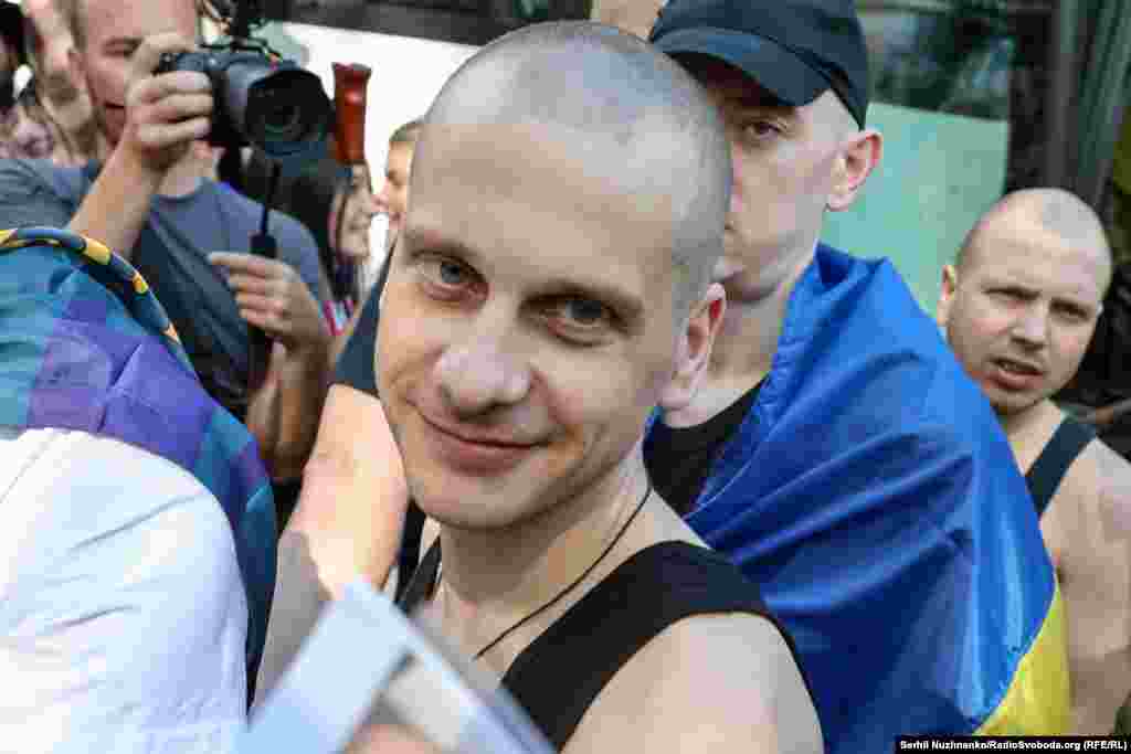 Нарешті удома і можна видихнути...Вони ще до кінця не вірять, що це свобода, але на обличчях вже з'являються усмішки. Фото зі зустрічі звільнених із російського полону 14 серпня 2025 року. Серед тих, кого звільнили, цивільний 27-річний хлопець, якого російські силовики незаконно позбавили волі у 2016 році. На той час йому було лише 18 років, повідомили в Координаціному штабі.