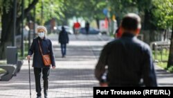 Казахстан. COVID-19. Пожилая женщина в защитной маске на одной из центральных улиц Алматы. 8 сентября 2020 года