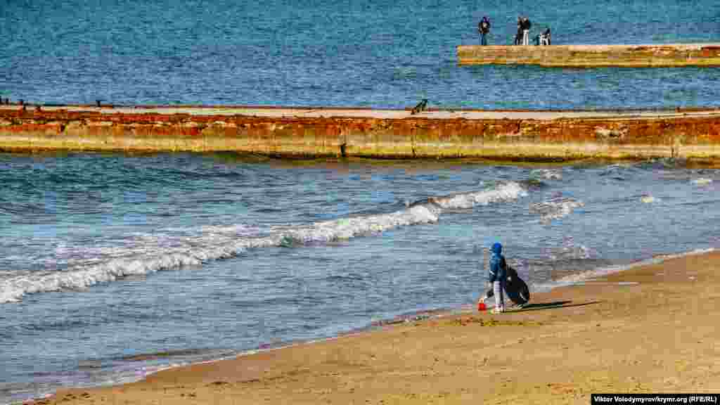 Если летом здесь наблюдалось оживление, то осенью, а тем более зимой в поселке ‒ считанное количество отдыхающих. Больше фотографий Песчаного в середине осени можно увидеть здесь