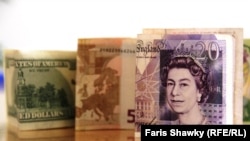 Novčanice, dolara, evra i funte - ilustracija