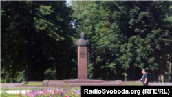 Погруддя Брежнєва в Кам’янському, фото аріхвне