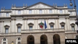 Театр «Ла Скала» у Мілані, заснований 1778 року. Парадний фасад у стилі неокласицизму 