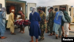 Ауғанстанның солтүстік-шығысында болған зілзаладан зардап шеккендерді құтқарып жатқан сәт. 31 тамыз 2025 жыл.