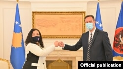 Vjosa Osmani i dorëzon detyrën e presidentit Glauk Konjufcës. Prishtinë, 22 mars, 2021.