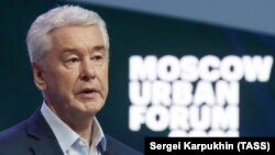 Szergej Szobjanyin, Moszkva polgármestere részt vesz a 2021. évi moszkvai lakossági fórumon 2021. július 1-jén