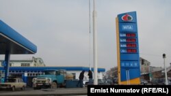 Ош шаарындагы май куюучу жайлардын бири, ноябрь, 2011.