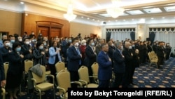 Депутаты Жогорку Кенеша на внеочередном заседании в госрезиденции «Ала-Арча». 13 октября 2020 года.