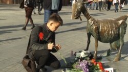 Mourners Pay Tribute To Russian Journalist Who Died From Self-Immolation