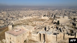 Наступ повстанців розпочався 27 листопада. 30 листопада сирійські військові підтвердили, що повстанці увійшли в Алеппо