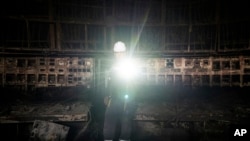 Інженер освітлює операційну, зруйновану російською ракетою на електростанції ДТЕК, 2 квітня 2024 року