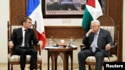 საფრანგეთის პრეზიდენტი ემანუელ მაკრონი რამალაში, იორდანეს დასავლეთ ნაპირზე, ესაუბრება პალესტინელთა ავტონომიის პრეზიდენტს, მაჰმუდ აბასს. 24 ოქტომბერი, 2023 წელი 