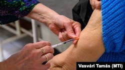 Oltás egy székesfehérvári háziorvos rendelőjében 2021. március 17-én
