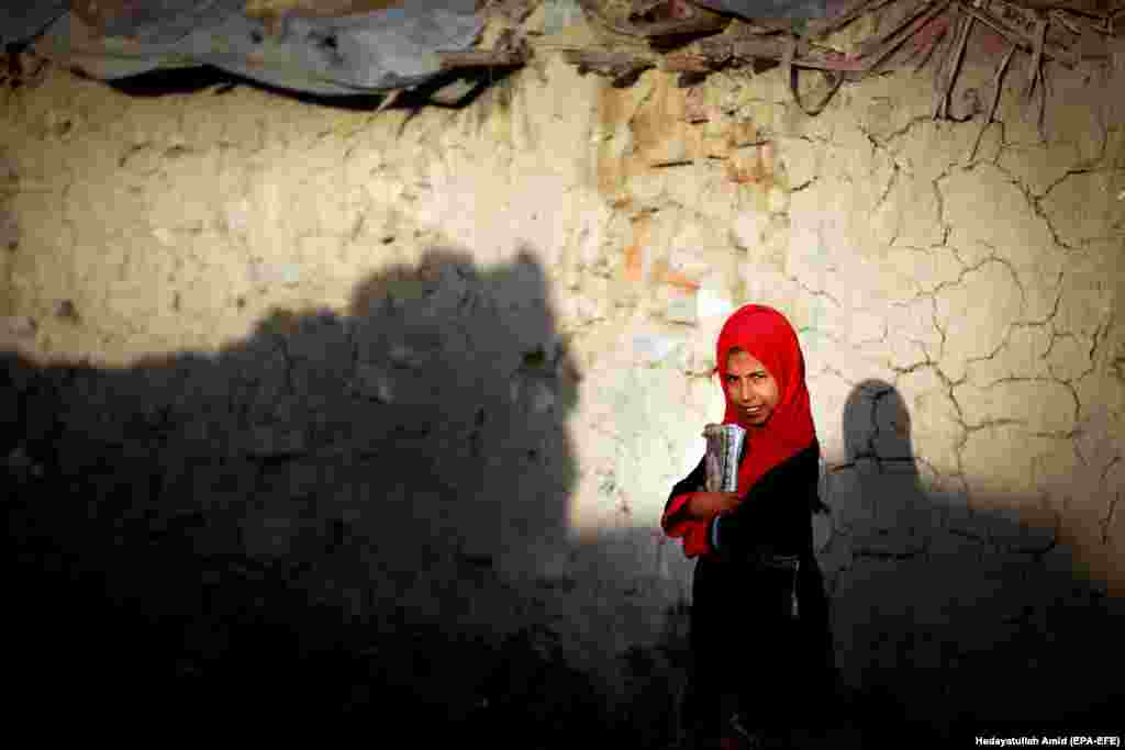 АВГАНИСТАН - Три лица загинаа, а 15 се повредени во експлозија на бомба на 11 километри од главниот град на Авганистан, Кабул, соопшти авганистанското Министерство за внатрешни работи.