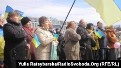 Жителі Дніпра на віче співають гімн України, весна 2014 року