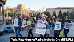 У Дніпрі ввечері 10 травня на площі Героїв Майдану громадські активісти організували акцію на підтримку ув’язненого в Росії українця Олега Сенцова та інших політв’язнів Кремля, а також полонених українських моряків