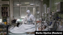 Медицински работник со заболен од коронавирус во болница во Србија