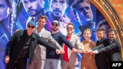 Зліва-направо: президент студії Marvel та продюсер фільму «Месники: Завершення» Кевін Файгі, актори Кріс Гемсворт, Кріс Еванс, Роберт Дауні-молодший, Скарлетт Йоханссон, Марк Руффало та Джеремі Реннер