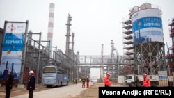 Iako su sve druge kompanije u ruskom ili većinskom ruskom vlasništvu u Europi stavljene na 'crnu listu', NIS nije, upravo zato da ne bi došlo do problema u opskrbi stanovništva Srbije energentima, komentira naftni konzultant Jasminko Umićević (na fotografiji NIS, Pančevo)