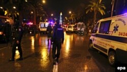 پلیس و امدادگران در محل انفجار