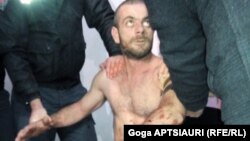 Охранникам, несмотря на оказанное сопротивление, удалось схватить мужчину и перетянуть его руку ремнем