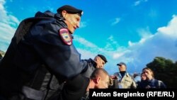 Задержание участника акции оппозиции в центре Москвы, 10 августа 2019 года 